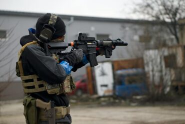 Untersuchung der Auswirkungen von Kriegspropaganda auf die Jugend: Was Organisationen tun können